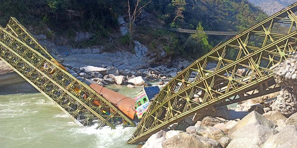 अरुण नदीको बेलिब्रिज भाँचियो, तीनवटा ट्रक नदीमा खसे